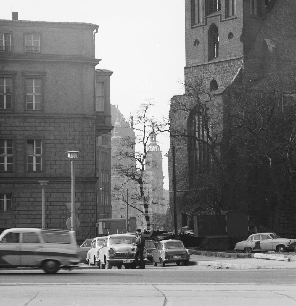 DDR-Bildarchiv: Berlin - Blick vorbei an der Nikolaikirche in Richtung Berliner Dom in Berlin