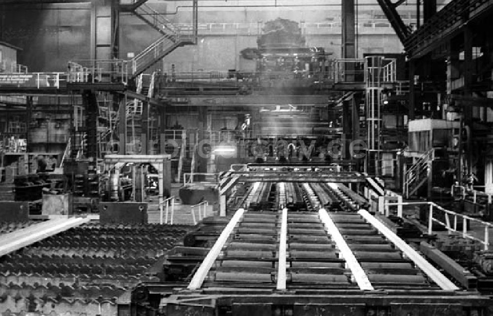 DDR-Fotoarchiv: Hennigsdorf - Blick in eine Werkhalle des Stahl- und Walzwerkes Henningsdorf in Brandenburg