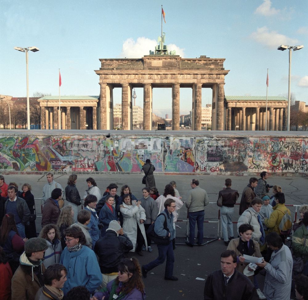 DDR-Fotoarchiv: Berlin - Tiergarten - Blick von Westberlin durch das Brandenburger Tor über die Mauer nach Ostberlin in Berlin - Tiergarten