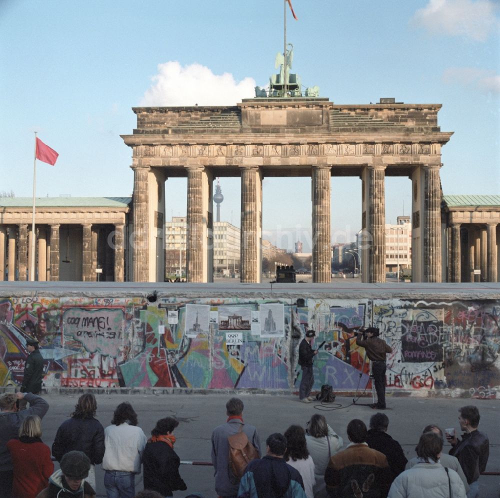 Berlin - Tiergarten: Blick von Westberlin durch das Brandenburger Tor über die Mauer nach Ostberlin in Berlin - Tiergarten