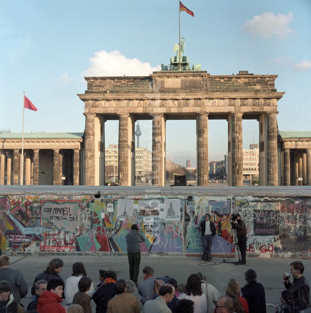 DDR-Bildarchiv: Berlin - Tiergarten - Blick von Westberlin durch das Brandenburger Tor über die Mauer nach Ostberlin in Berlin - Tiergarten