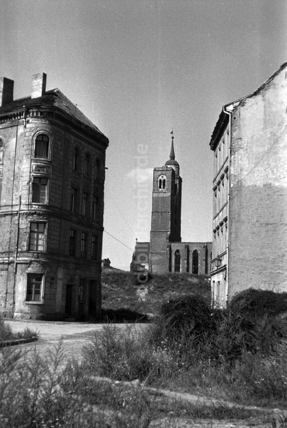 DDR-Bildarchiv: Magdeburg - Blick auf die Westseite der Sankt-Johannis-Kirche durch zwei Altbauten in Magdeburg 