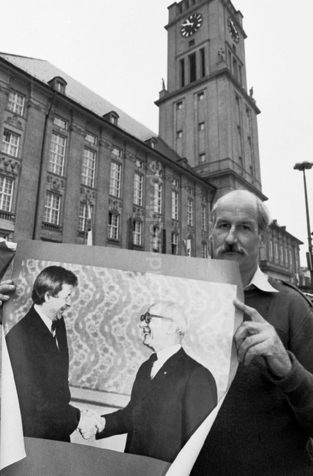 DDR-Bildarchiv: Berlin - Blumen-Händler verkauft Honecker-Diepgen-Poster