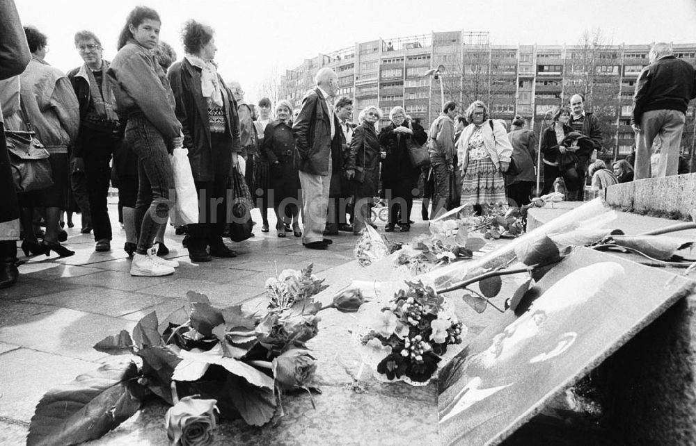 DDR-Fotoarchiv: Berlin - Blumen zu Lenins Geburtstag am Leninplatz 22.04.92 Foto: Lange Umschlag995