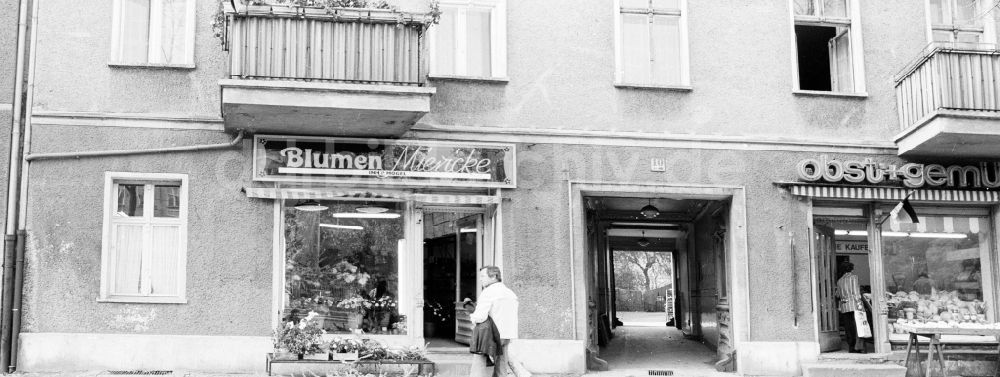 DDR-Bildarchiv: Berlin - Blumenladen - Schaufenster in der Schönhauser Allee in Berlin - Prenzlauer Berg