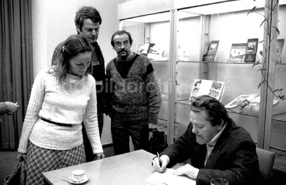 DDR-Bildarchiv: Polen - 15.01.1986 Bohdan Czesko signiert seine Romane im polnischen Inf