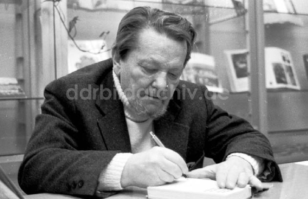 DDR-Fotoarchiv: Polen - 15.01.1986 Bohdan Czesko signiert seine Romane im polnischen Inf