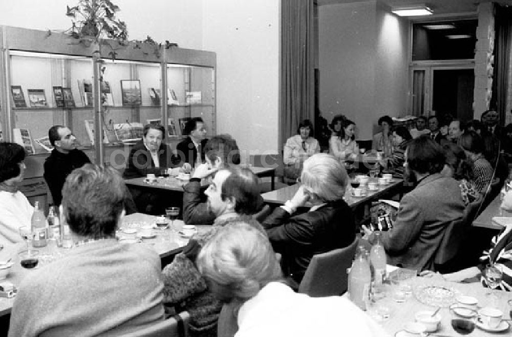 Polen: 15.01.1986 Bohdan Czesko signiert seine Romane im polnischen Inf