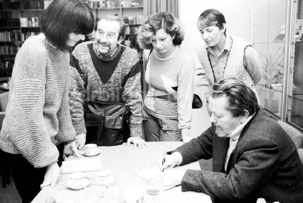 DDR-Fotoarchiv: Polen - 15.01.1986 Bohdan Czesko signiert seine Romane im polnischen Inf