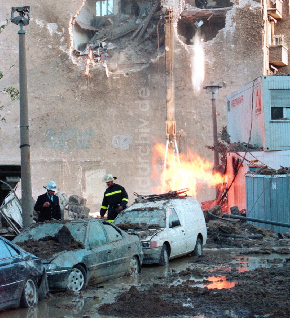 DDR-Fotoarchiv: Berlin Friedrichshain - Bomben- Detonation an einem Wohnhaus in Berlin Friedrichshain 