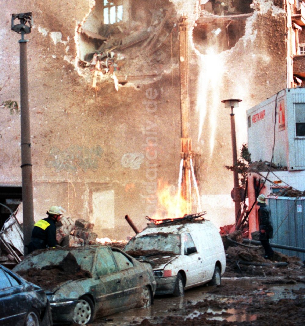 Berlin Friedrichshain: Bomben- Detonation an einem Wohnhaus in Berlin Friedrichshain 