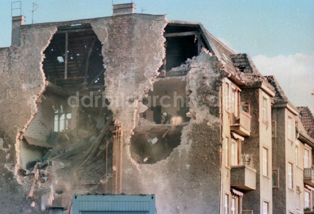 DDR-Fotoarchiv: Berlin Friedrichshain - Bomben- Detonation an einem Wohnhaus in Berlin Friedrichshain 