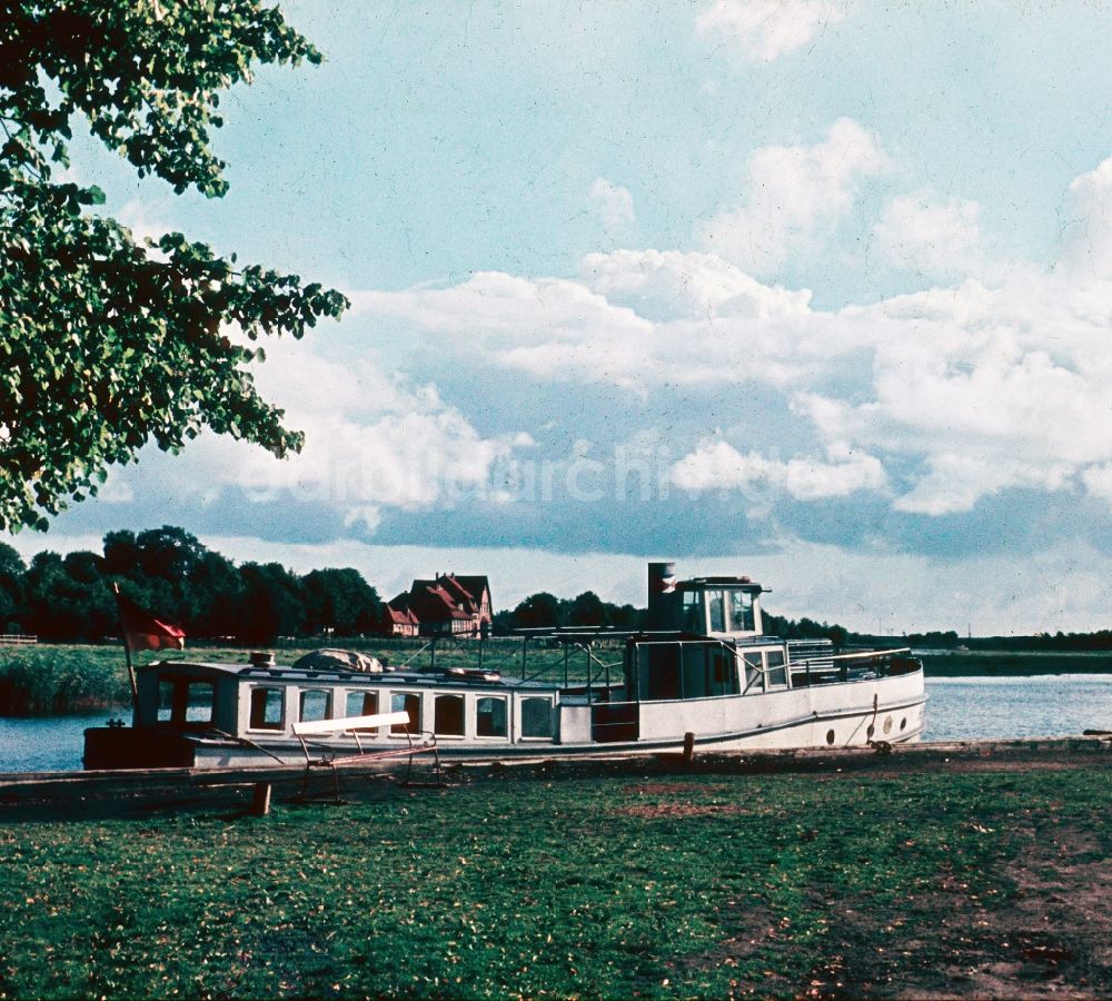 Prerow: Boot an der Anlegestelle im Hafen am Prerower Strom in Prerow in Mecklenburg-Vorpommern in der DDR