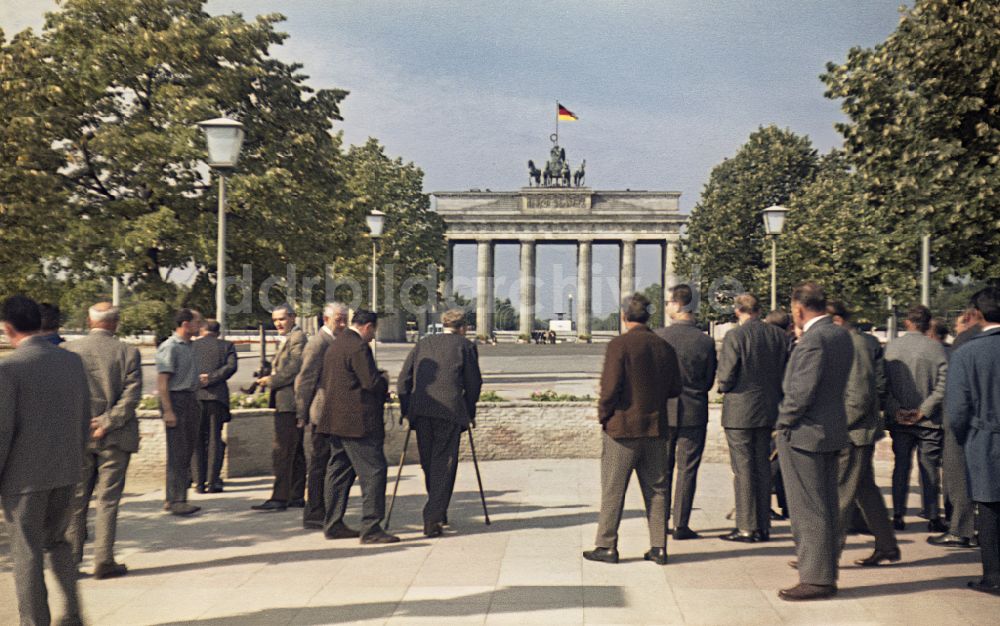 DDR-Bildarchiv: Berlin - Brandenburger Tor in Berlin, der ehemaligen Hauptstadt der DDR