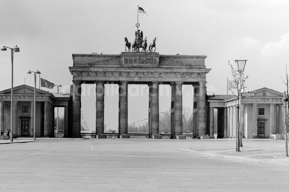 Berlin: Brandenburger Tor in Berlin, der ehemaligen Hauptstadt der DDR, Deutsche Demokratische Republik