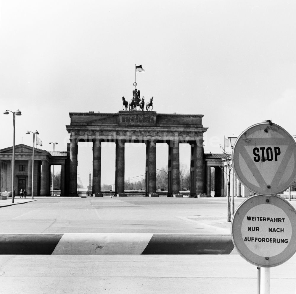 DDR-Fotoarchiv: Berlin - Brandenburger Tor in Berlin, der ehemaligen Hauptstadt der DDR, Deutsche Demokratische Republik