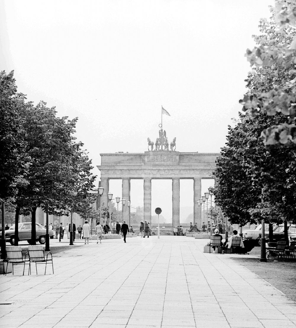 DDR-Bildarchiv: Berlin - Brandenburger Tor in Berlin, der ehemaligen Hauptstadt der DDR, Deutsche Demokratische Republik