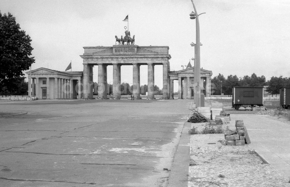 DDR-Bildarchiv: Berlin - Brandenburger Tor mit der Mauer in Berlin in der DDR