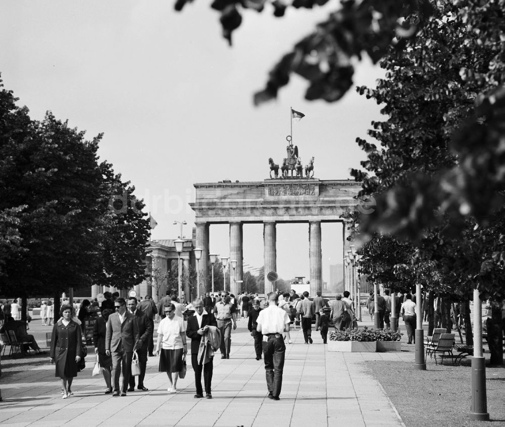 DDR-Bildarchiv: Berlin - Brandenburger Tor und Unter den Linden in Berlin-Mitte