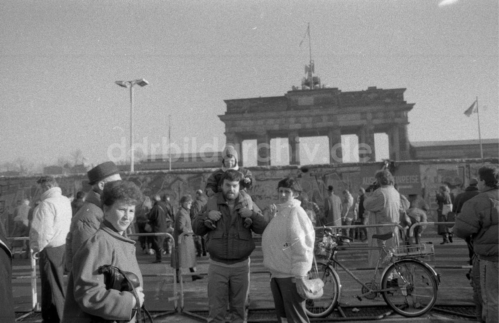 Berlin: Brandenburger Tor mit verfallender Grenzbefestigung und Mauer in Berlin in der DDR