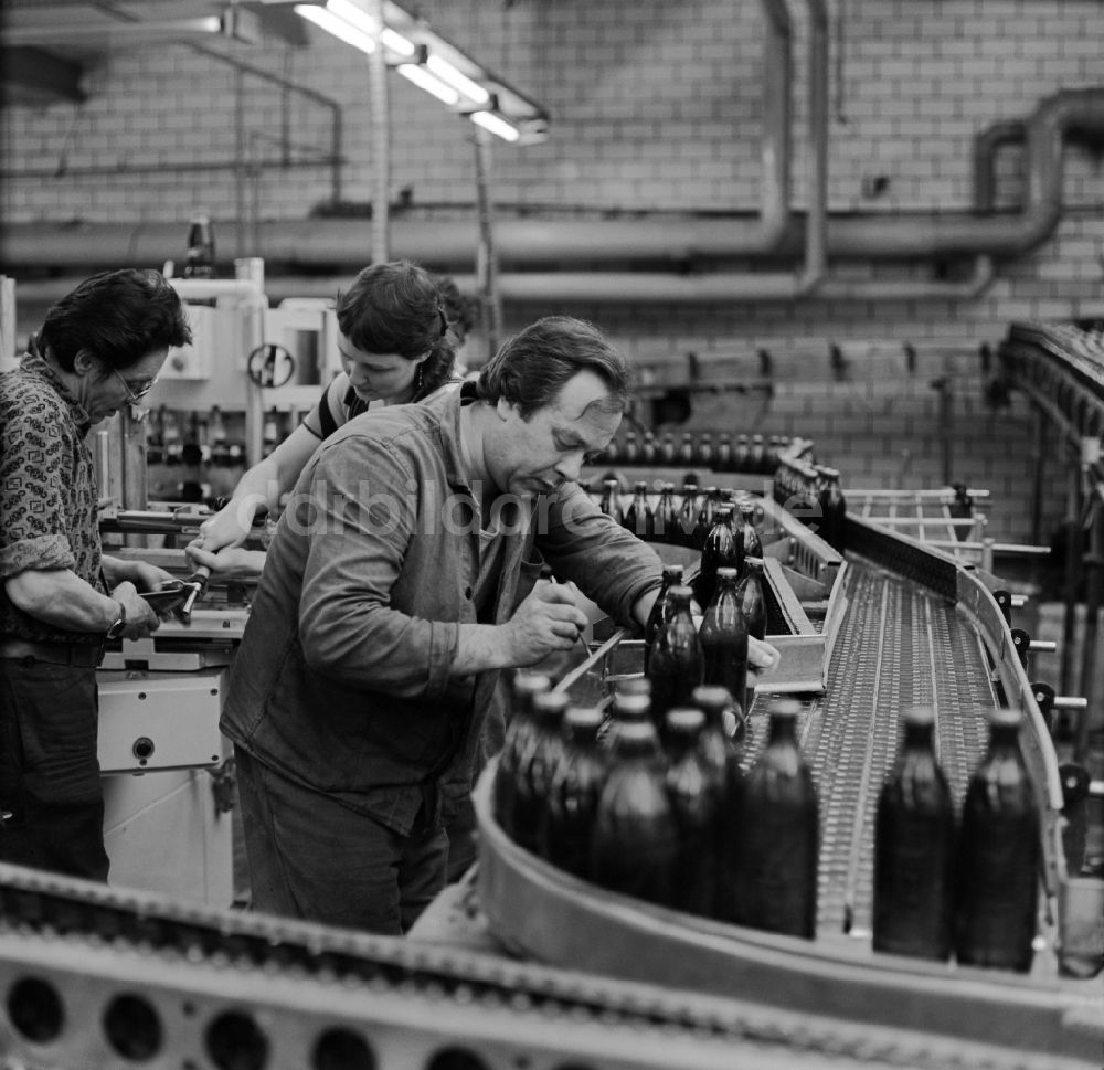 DDR-Fotoarchiv: Berlin - Brauerei - Produktionsprozeß Engelhardt-Brauerei auf der Halbinsel Alt Stralau in Berlin in der DDR