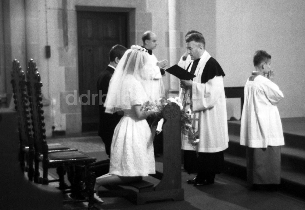 DDR-Fotoarchiv: Dresden - Brautpaar bei der kirchlichen Trauung in Dresden in Sachsen in der DDR
