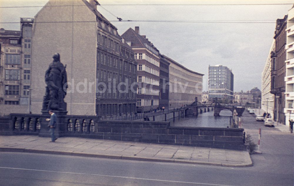 DDR-Bildarchiv: Berlin - Brücke Gertraudenbrücke in Berlin in der DDR