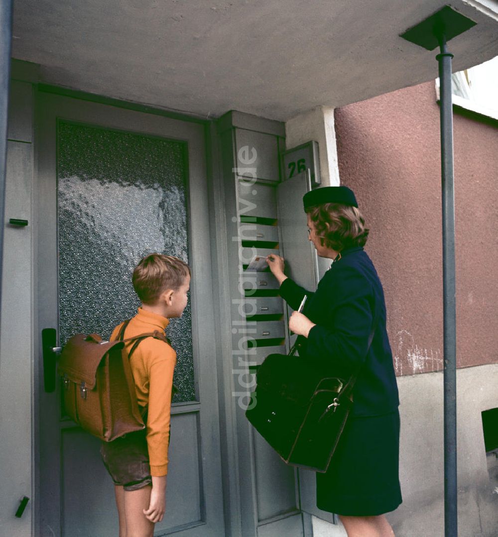 DDR-Bildarchiv: Potsdam - Briefträgerin bei der Arbeit in Potsdam