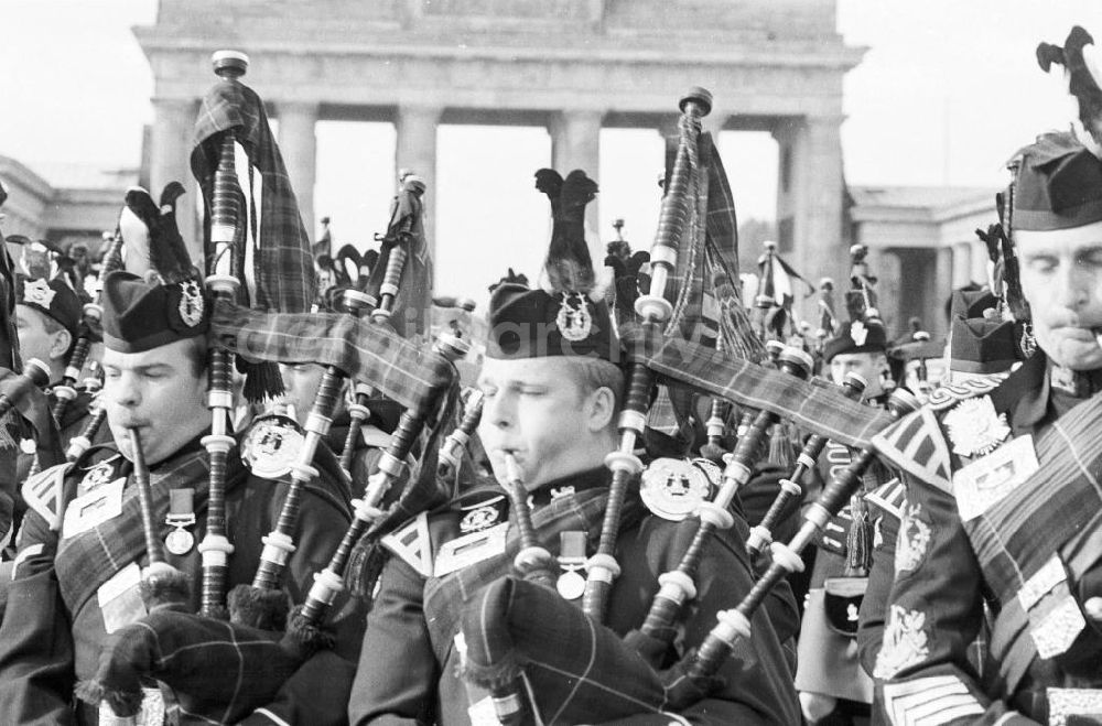 DDR-Bildarchiv: Berlin-Mitte - Britische Dudelsackmusiker während der Miltitary Tattoo vor dem Brandenburger Tor in Berlin