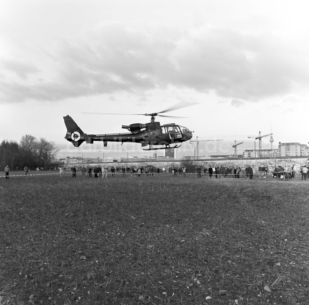 Berlin - Tiergarten: Britischer Militärhubschrauber landet auf der Freifläche am Potsdamer Platz in Berlin