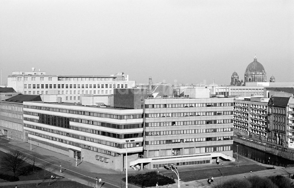 Berlin: Büro- und Verwaltungsgebäude als Anbauten zum ZK Zentralkomitee der SED Sozialistische Einheitspartei Deutschlands in Berlin in der DDR