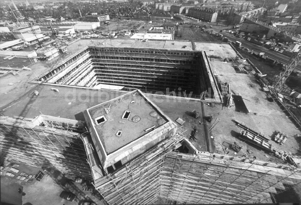 DDR-Fotoarchiv: Berlin - Bürohochhausbau an der Prenzlauer Allee in Berlin-Wei§ensee 1992