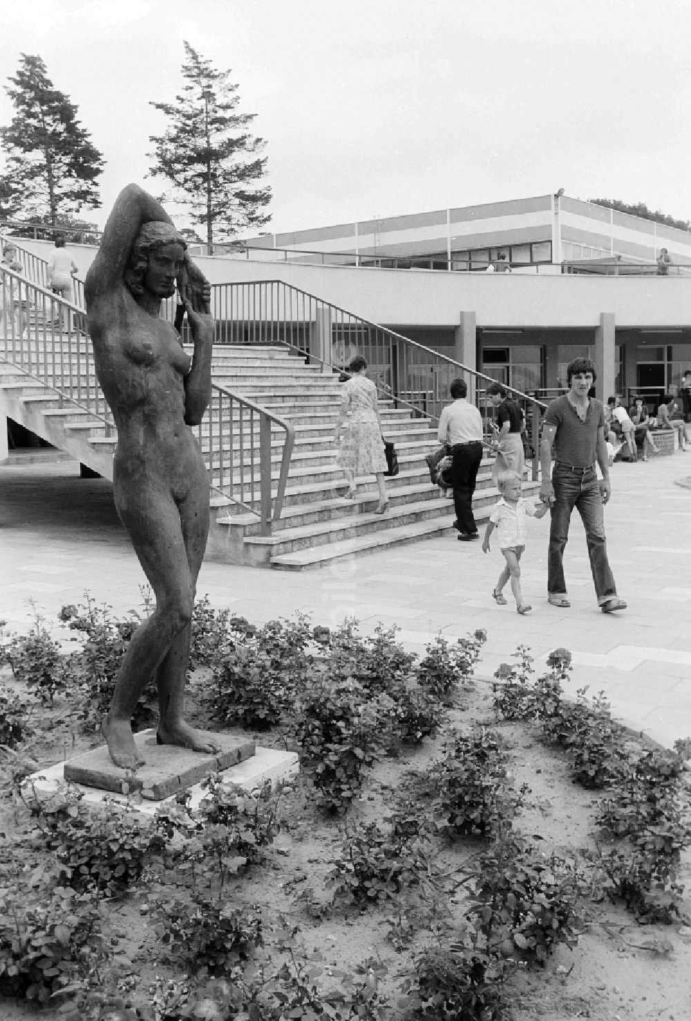 DDR-Fotoarchiv: Berlin - Bronzefigur im Strandbad Müggelsee in Berlin, der ehemaligen Hauptstadt der DDR, Deutsche Demokratische Republik