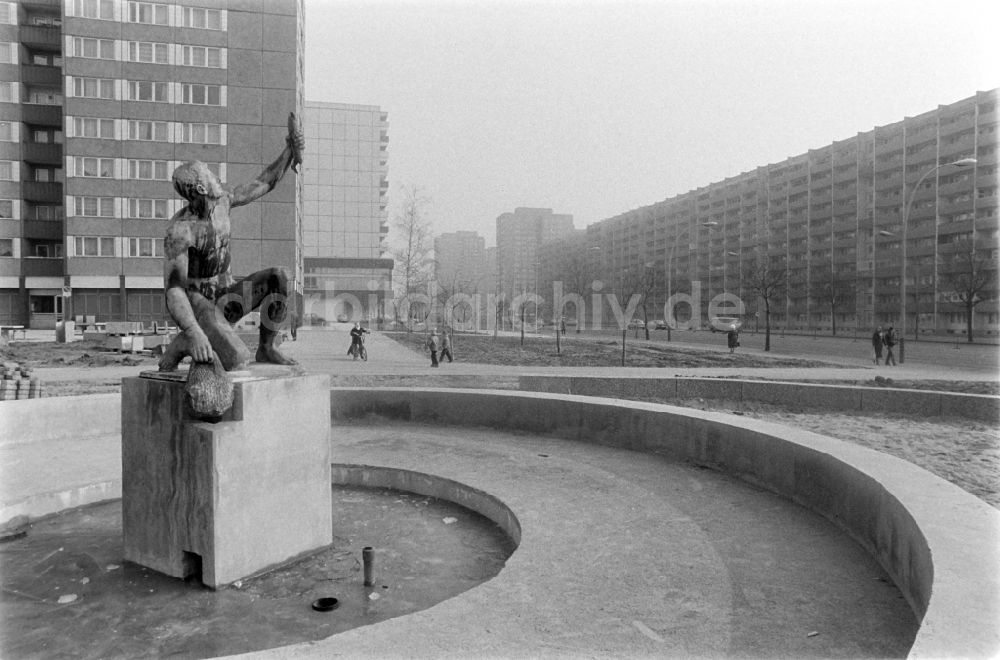 DDR-Bildarchiv: Berlin - Brunnen mit Bronzefigur Jüngling mit Fisch in Berlin in der DDR
