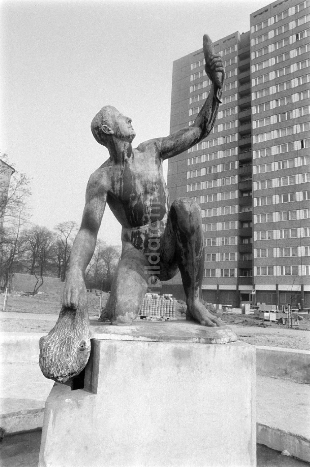 DDR-Fotoarchiv: Berlin - Brunnen mit Bronzefigur Jüngling mit Fisch in Berlin in der DDR