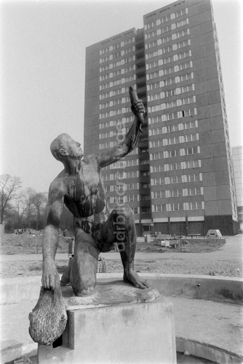 Berlin: Brunnen mit Bronzefigur Jüngling mit Fisch in Berlin in der DDR