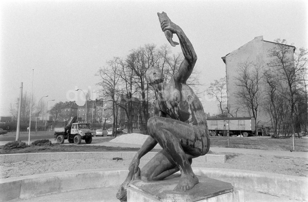 DDR-Bildarchiv: Berlin - Brunnen mit Bronzefigur Jüngling mit Fisch in Berlin in der DDR