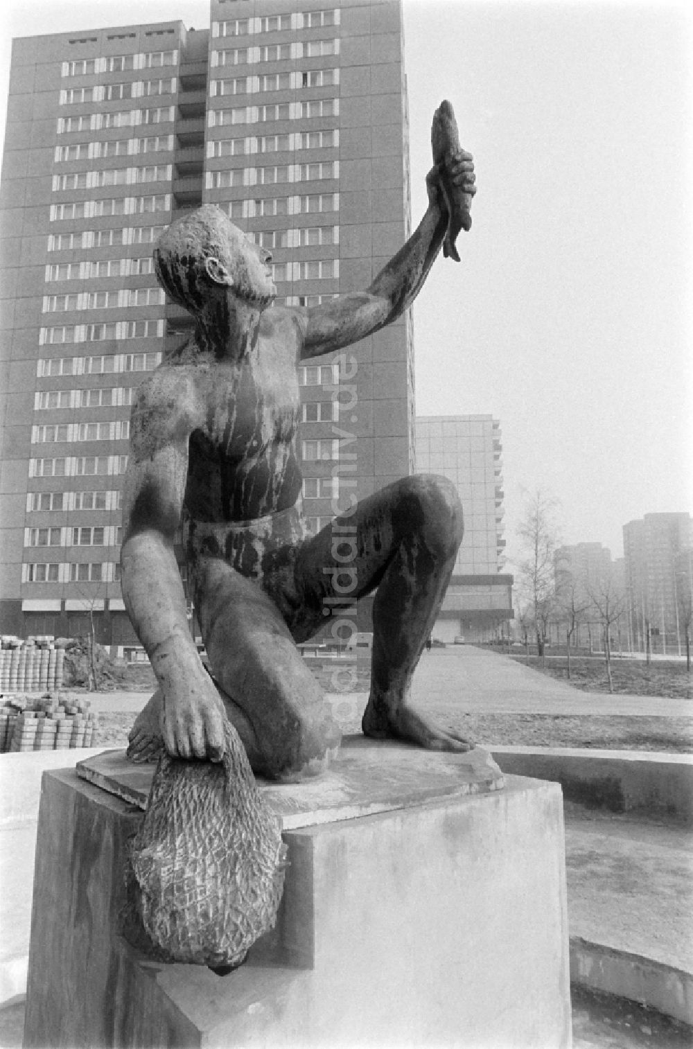 DDR-Fotoarchiv: Berlin - Brunnen mit Bronzefigur Jüngling mit Fisch in Berlin in der DDR