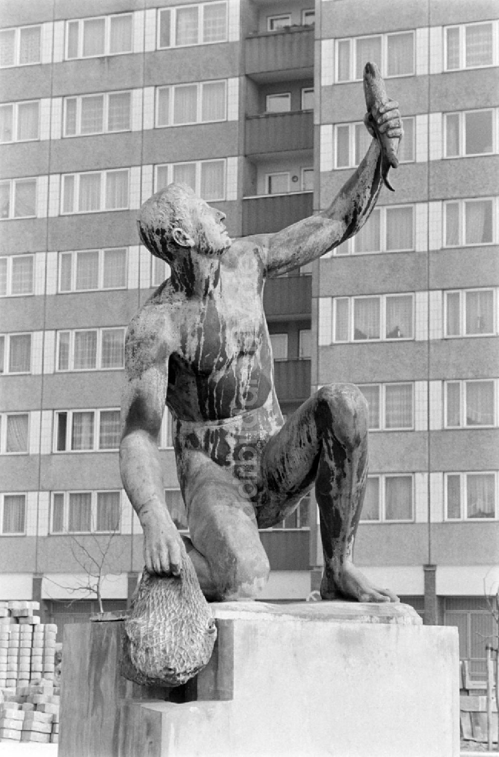 Berlin: Brunnen mit Bronzefigur Jüngling mit Fisch in Berlin in der DDR