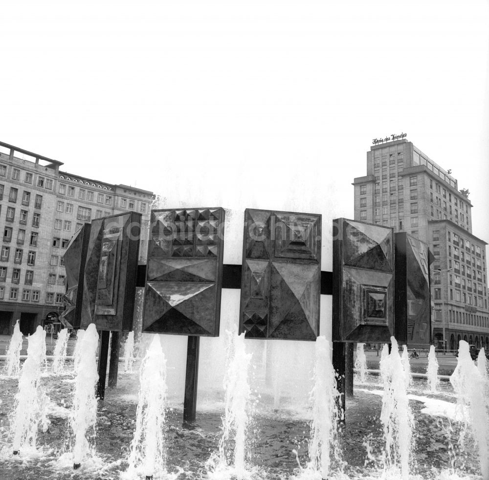 DDR-Fotoarchiv: Berlin - Brunnen am Strausberger Platz in Berlin, der ehemaligen Hauptstadt der DDR, Deutsche Demokratische Republik
