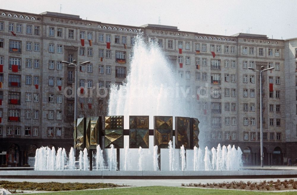 DDR-Fotoarchiv: Berlin - Brunnen am Strausberger Platz in Berlin, der ehemaligen Hauptstadt der DDR, Deutsche Demokratische Republik