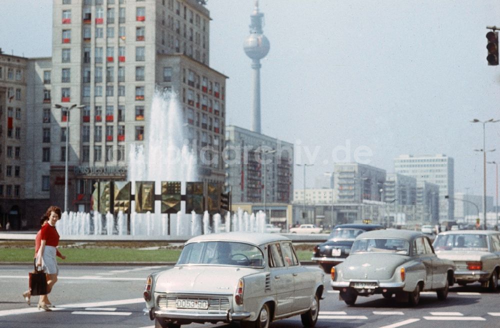 Berlin: Brunnen am Strausberger Platz in Berlin, der ehemaligen Hauptstadt der DDR, Deutsche Demokratische Republik