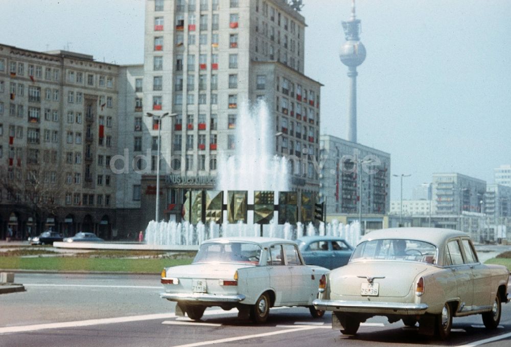 DDR-Bildarchiv: Berlin - Brunnen am Strausberger Platz in Berlin, der ehemaligen Hauptstadt der DDR, Deutsche Demokratische Republik