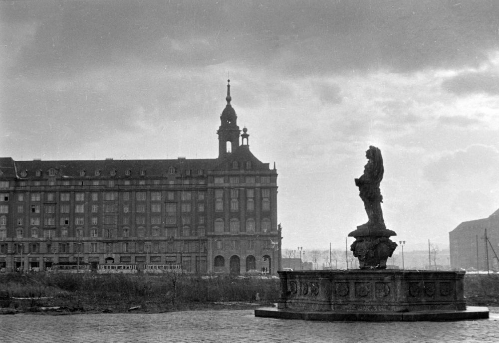 Dresden: Brunnen und Wasserspiele Friedensbrunnen oder Türkenbrunnen in Dresden in der DDR