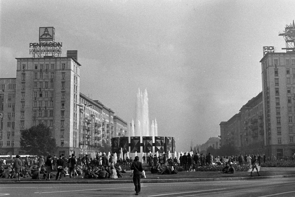 Berlin: Brunnen und Wasserspiele am Strausberger Platz mit jugendlichen Teilnehmern der Feierlichkeiten zum 20. Jahrestag in Berlin in der DDR