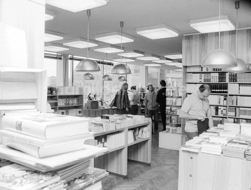 Berlin: Buchhandlung Das internationale Buch in Berlin, der ehemaligen Hauptstadt der DDR, Deutsche Demokratische Republik