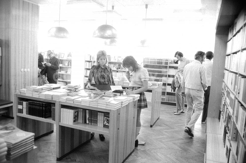 DDR-Fotoarchiv: Berlin - Buchhandlung Das internationale Buch in Berlin, der ehemaligen Hauptstadt der DDR, Deutsche Demokratische Republik
