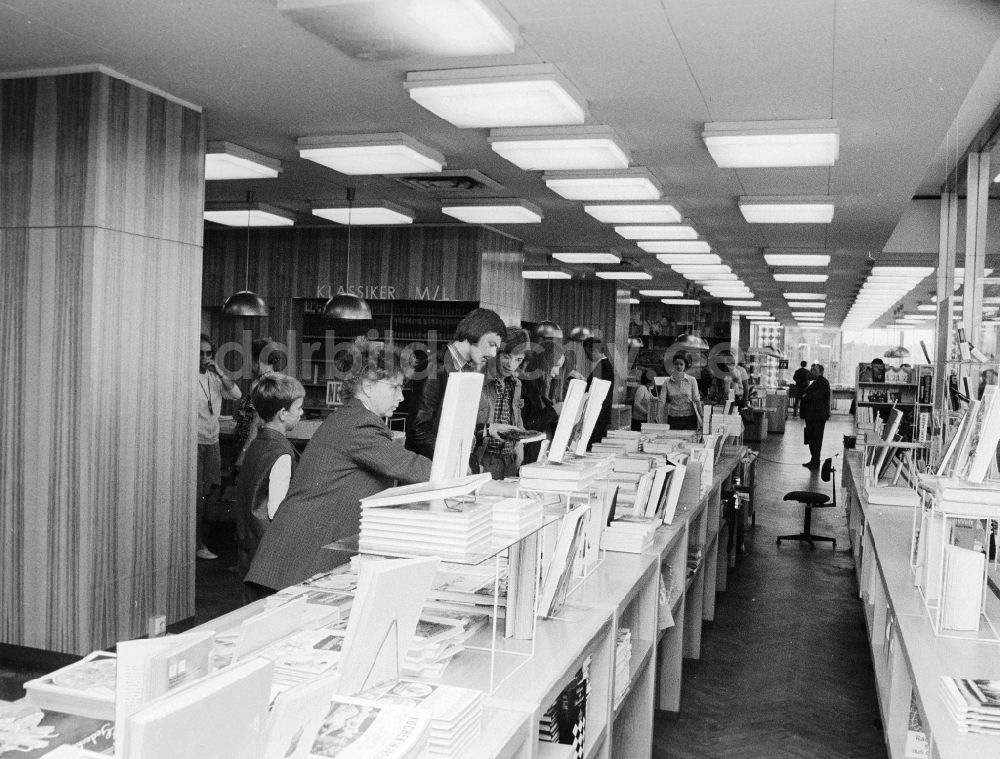 Berlin: Buchhandlung Das internationale Buch in Berlin, der ehemaligen Hauptstadt der DDR, Deutsche Demokratische Republik