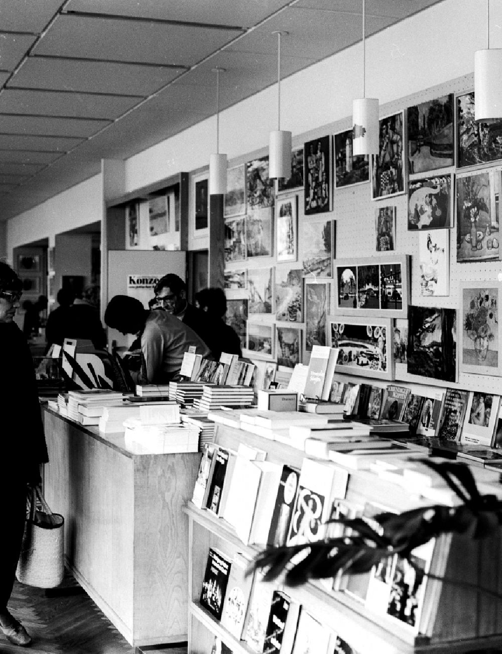 Berlin: Buchladen in Berlin, der ehemaligen Hauptstadt der DDR, Deutsche Demokratische Republik