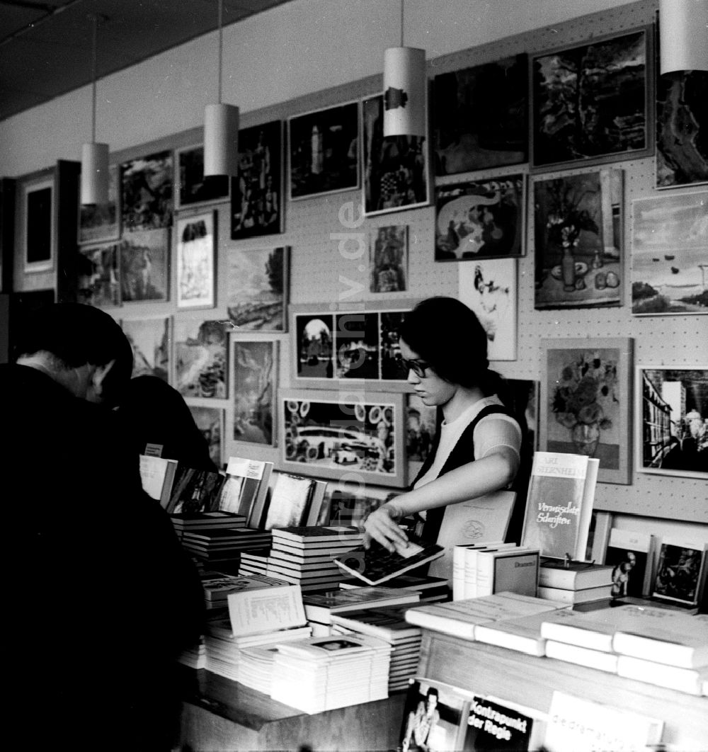 DDR-Bildarchiv: Berlin - Buchladen in Berlin, der ehemaligen Hauptstadt der DDR, Deutsche Demokratische Republik